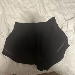 Black Lululemon hotty hot high rise 2.5 size 4